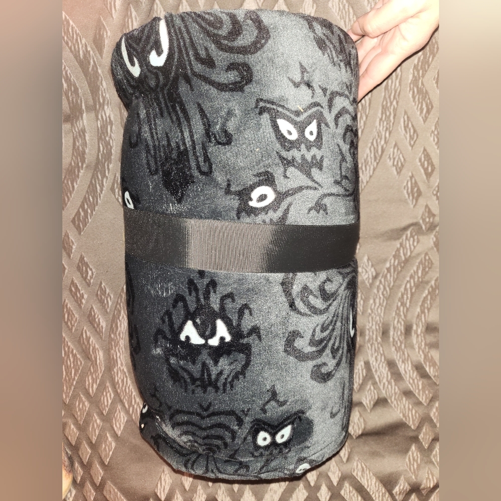 Disney HAUNTED MANSION GLOW IN THE DARK BLANKET COUVERTURE HALLMARK